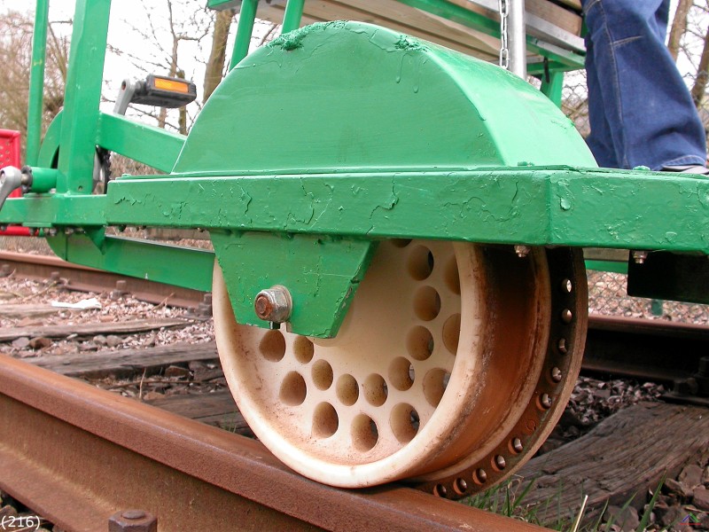 Bahn 216.jpg - Die Draisinen haben keine Gangschaltung und sind mitunter etwas schwergängig.